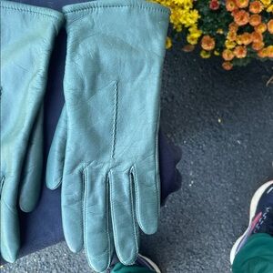 Elegant green Leather Gloves